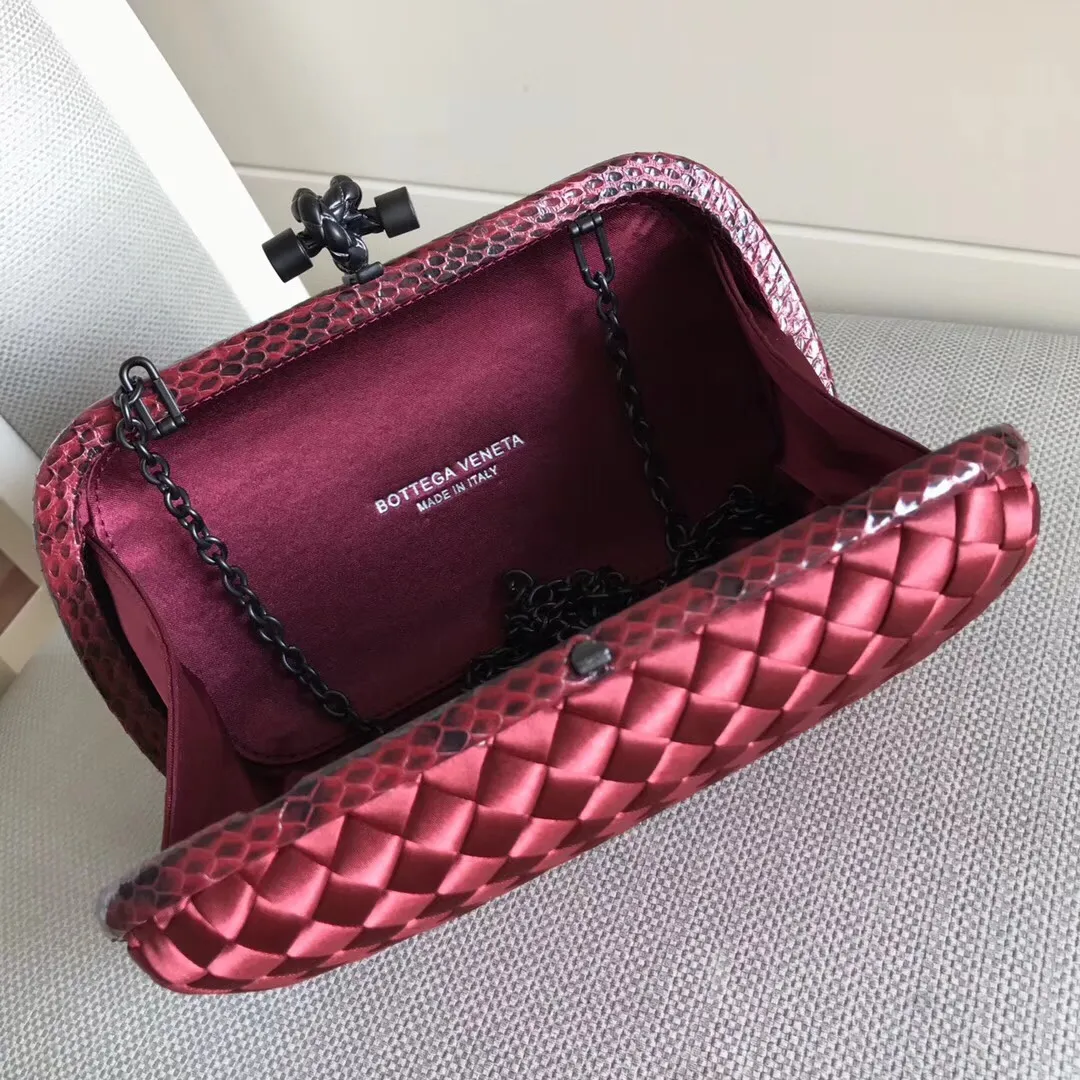 Model 8651 The popular Knot clutch ~ is made of exquisite Japanese silk fabric with freshwater snakeskin piping. It looks elegant when worn cross-body or in the hand. Petite girls can also handle it. It can hold 2 iPhone X phones. Size: 20cm*12cm M56530